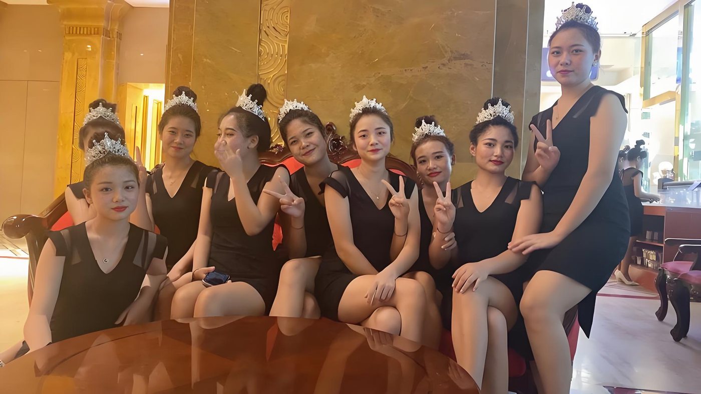 华纳万宝路客服礼仪接待组合影，黑色礼服统一着装，岗前整装待命
